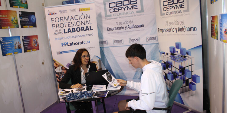 Esta iniciativa de la Confederación de Empresarios de Castilla-La Mancha en colaboración con las organizaciones provinciales está destinado a mejorar la competitividad de las empresas mediante la cualificación de las personas trabajadores y las competencias profesionales. El Servicio de Asesoramiento de FP en el ámbito Laboral de Castilla-La Mancha ha participado durante la semana pasada en la celebración de la Feria de Formación Profesional de Cuenca que se ha celebrado durante la semana pasada en el recinto ferial de La Hípica. Esta iniciativa de la Confederación de Empresarios de Castilla-La Mancha en colaboración con las organizaciones provinciales y que es gratuita gracias a la financiación de la Junta de Comunidades de Castilla-La Mancha y el ministerio de Trabajo y Economía Social, ha estado presente dentro del stand con el que contaba CEOE CEPYME Cuenca en esta feria. Así, ha tenido un espacio propio en un evento por el que han pasado 1.400 alumnos de distintos centros de Eso, Bachillerato y grados básicos de Castilla-La Mancha y donde han participado, 140 profesores de 17 centros y 16 empresas. Con su presencia en esta Feria de Formación Profesional de Cuenca, el Servicio de Asesoramiento FP en el ámbito laboral de Castilla-La Mancha sigue trabajando en la doble línea de mejorar la productividad y competitividad de las empresas mediante la cualificación de las personas trabajadoras y las competencias profesionales. FP en el ámbito laboral Este proyecto de CECAM también está implicado en propiciar empleabilidad de la población trabajadora y sirve para poder acreditar las competencias adquiridas tanto por la formación como por la experiencia, la accesibilidad a las tecnologías de la información y comunicación y la atención a los requerimientos del mercado de trabajo. Entre otras iniciativas que está poniendo en marcha FEP en el ámbito laboral está el procedimiento Acredita, la formación de oferta para personas trabajadoras ocupadas y desempleadas, la formación programada por las empresas parda sus trabajadores y los permisos individuales de formación (PIF). Asimismo, se trabaja en la formación modular para la cualificación y recualificación de la población activa, los proyectos de formación profesional y empleo en el seno de la empresa y la FP Dual, así como las prácticas profesionales no laborales. Esta iniciativa también aborda el contrato para la formación en alternancia, que incluye el contrato para la formación y el aprendizaje y la formación profesional dual, el contrato formativo para la obtención de la práctica profesional y el Plan de apoyo activo al empleo. Los alumnos que han pasado por esta feria han podido recabar información al respecto de este proyecto, una información que está a disposición de todos los interesados en la sede de la Confederación de Empresarios de Cuenca, en la calle Hermanos Becerril 34, y en el teléfono 969 21 33 15, preguntando por el Departamento de Formación.