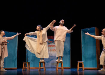 El Teatro Buero Vallejo acoge este domingo, 19 de abril, a las 17:30 horas, la representación de La vida es juego, una propuesta escénica de la compañía Ultramarinos de Lucas, recientemente reconocida con el Premio Nacional de Artes Escénicas para la Infancia y la Juventud 2025. Este montaje se enmarca en el ciclo de teatro clásico y propone una cuidada adaptación de piezas fundamentales del Siglo de Oro, combinando textos de autores imprescindibles como Lope de Rueda, Lope de Vega, Miguel de Cervantes y Pedro Calderón de la Barca. Entre las obras versionadas se encuentran La carátula, La tierra de Jauja, Loa del comediante, El retablo de las maravillas y La vida es sueño, ofreciendo al público una “fiesta de entremeses” que revisita los clásicos desde una mirada contemporánea, accesible y poética. Bajo la dirección de Juan Berzal, quien también forma parte del elenco junto a Marta Hurtado, Gemma Viguera, Juam Monedero y Jorge Padín, la obra destaca por su lenguaje visual, su dinamismo y su capacidad para conectar generaciones. El texto ha sido elaborado por la propia compañía a partir de los originales clásicos, con música de Elena Aranoa y Nacho Ugarte, y un cuidado diseño escénico, de vestuario y máscaras que refuerzan su carácter evocador. La producción cuenta con la coproducción de la Compañía Nacional de Teatro Clásico y la Junta de Comunidades de Castilla-La Mancha, así como la colaboración del Ayuntamiento de Guadalajara. Reconocimiento y crítica La vida es juego plantea un delicado encuentro entre la infancia y la vejez, dos etapas que se reconocen en su fragilidad y en su forma intensa de vivir y sentir el mundo. A través de escenas llenas de sensibilidad, humor y reflexión, la obra invita a mirar la vida como un sueño compartido: “Porque en el mundo, Clotaldo, todos los que viven, sueñan”. La trayectoria de Ultramarinos de Lucas ha sido ampliamente reconocida por su capacidad para acercar el teatro clásico al público familiar sin perder profundidad artística. La crítica especializada destaca en este montaje su “inteligente fusión de textos clásicos con una puesta en escena contemporánea y emocional”, así como su “extraordinaria capacidad para generar imágenes poéticas que conectan con espectadores de todas las edades”. Asimismo, se ha subrayado el valor pedagógico y cultural de la propuesta, que convierte el patrimonio teatral del Siglo de Oro en una experiencia viva, cercana y estimulante. Las entradas tienen un precio de 6 euros, consolidando esta cita como una oportunidad accesible para disfrutar de teatro de calidad en Guadalajara.