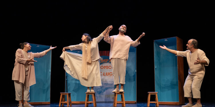 El Teatro Buero Vallejo acoge este domingo, 19 de abril, a las 17:30 horas, la representación de La vida es juego, una propuesta escénica de la compañía Ultramarinos de Lucas, recientemente reconocida con el Premio Nacional de Artes Escénicas para la Infancia y la Juventud 2025. Este montaje se enmarca en el ciclo de teatro clásico y propone una cuidada adaptación de piezas fundamentales del Siglo de Oro, combinando textos de autores imprescindibles como Lope de Rueda, Lope de Vega, Miguel de Cervantes y Pedro Calderón de la Barca. Entre las obras versionadas se encuentran La carátula, La tierra de Jauja, Loa del comediante, El retablo de las maravillas y La vida es sueño, ofreciendo al público una “fiesta de entremeses” que revisita los clásicos desde una mirada contemporánea, accesible y poética. Bajo la dirección de Juan Berzal, quien también forma parte del elenco junto a Marta Hurtado, Gemma Viguera, Juam Monedero y Jorge Padín, la obra destaca por su lenguaje visual, su dinamismo y su capacidad para conectar generaciones. El texto ha sido elaborado por la propia compañía a partir de los originales clásicos, con música de Elena Aranoa y Nacho Ugarte, y un cuidado diseño escénico, de vestuario y máscaras que refuerzan su carácter evocador. La producción cuenta con la coproducción de la Compañía Nacional de Teatro Clásico y la Junta de Comunidades de Castilla-La Mancha, así como la colaboración del Ayuntamiento de Guadalajara. Reconocimiento y crítica La vida es juego plantea un delicado encuentro entre la infancia y la vejez, dos etapas que se reconocen en su fragilidad y en su forma intensa de vivir y sentir el mundo. A través de escenas llenas de sensibilidad, humor y reflexión, la obra invita a mirar la vida como un sueño compartido: “Porque en el mundo, Clotaldo, todos los que viven, sueñan”. La trayectoria de Ultramarinos de Lucas ha sido ampliamente reconocida por su capacidad para acercar el teatro clásico al público familiar sin perder profundidad artística. La crítica especializada destaca en este montaje su “inteligente fusión de textos clásicos con una puesta en escena contemporánea y emocional”, así como su “extraordinaria capacidad para generar imágenes poéticas que conectan con espectadores de todas las edades”. Asimismo, se ha subrayado el valor pedagógico y cultural de la propuesta, que convierte el patrimonio teatral del Siglo de Oro en una experiencia viva, cercana y estimulante. Las entradas tienen un precio de 6 euros, consolidando esta cita como una oportunidad accesible para disfrutar de teatro de calidad en Guadalajara.