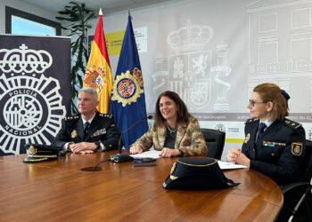 La Subdelegación del Gobierno en Guadalajara ha presentado este 16 de abril el balance semestral del Vehículo Integral de Documentación, el servicio móvil de la Policía Nacional que acerca la expedición de DNI y pasaportes a distintos puntos de la provincia. Según los datos oficiales, desde su puesta en marcha en octubre de 2025 ha realizado 93 salidas, ha recorrido 8.063 kilómetros y ha tramitado 2.305 DNI y 731 pasaportes, hasta sumar 3.036 documentos expedidos. El servicio comenzó en Sigüenza el 21 de octubre de 2025 y desde entonces ha llegado tanto a municipios del Corredor del Henares como a zonas rurales, entre ellos Azuqueca, Cabanillas, Brihuega, Molina de Aragón, Mondéjar, Pastrana, Sacedón, Uceda o Villanueva de la Torre. En la rueda de prensa participaron la subdelegada Susana Cabellos, el comisario provincial Feliciano Díaz y la inspectora jefa Pilar Berbería, actual secretaria general de la Comisaría y responsable de la gestión del servicio. La nota subraya que el VIDOC permite completar en un único trámite y en cualquier punto del territorio la expedición de DNI y pasaporte, evitando desplazamientos a dependencias policiales. La Subdelegación enmarca este despliegue en la estrategia del Ministerio del Interior para acercar la Administración a la ciudadanía, especialmente en áreas rurales. Dato local El balance provincial encaja con la demanda detectada en municipios concretos de Guadalajara durante los últimos meses. En Cabanillas del Campo, por ejemplo, Liberal de Castilla informó en marzo de que la furgoneta VIDOC cerró una estancia de cinco días con 170 personas atendidas, mientras que en Azuqueca ya se habían abierto citas específicas tras el rápido agotamiento de turnos anteriores. Ese recorrido ayuda a explicar por qué la Subdelegación presenta ahora el servicio como un éxito semestral: no se trata solo de un balance administrativo, sino de una respuesta a una demanda real de documentación en municipios donde desplazarse a una comisaría fija resulta más costoso. Archivo reciente Liberal de Castilla ya había recogido en octubre de 2025 la llegada del nuevo vehículo VIDOC a la provincia, destacando que permitía expedir y renovar DNI y pasaporte desde unidades móviles operativas en el medio rural. Incluso antes, el despliegue nacional de estas unidades fue presentado en Brihuega en octubre de 2024 por el entonces ministro del Interior, Fernando Grande-Marlaska, dentro de un programa estatal de 80 vehículos. La evolución en un año es clara: primero se anunció el despliegue nacional en Brihuega, después arrancó el servicio en Guadalajara con su estreno en Sigüenza y ahora la Subdelegación aporta un primer balance con cifras cerradas de uso en la provincia. Esa secuencia añade contexto y refuerza el interés local de la noticia, porque permite ver que la iniciativa ya ha pasado de la fase de anuncio a una implantación efectiva con impacto medible en la atención ciudadana. Otro anuncio La comparecencia también sirvió para anunciar la próxima jubilación del comisario de la Policía Nacional en Guadalajara, Feliciano Díaz Campos, tras 44 años de servicio iniciados en 1982, así como su relevo por Pilar Berbería. La Subdelegación destacó una trayectoria “intachable y ejemplar”, con más de 100 felicitaciones públicas y tres Cruces al Mérito Policial con distintivo blanco.