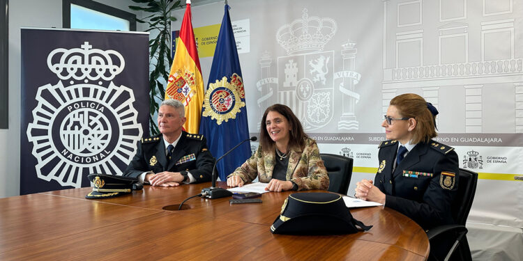 La Subdelegación del Gobierno en Guadalajara ha presentado este 16 de abril el balance semestral del Vehículo Integral de Documentación, el servicio móvil de la Policía Nacional que acerca la expedición de DNI y pasaportes a distintos puntos de la provincia. Según los datos oficiales, desde su puesta en marcha en octubre de 2025 ha realizado 93 salidas, ha recorrido 8.063 kilómetros y ha tramitado 2.305 DNI y 731 pasaportes, hasta sumar 3.036 documentos expedidos. El servicio comenzó en Sigüenza el 21 de octubre de 2025 y desde entonces ha llegado tanto a municipios del Corredor del Henares como a zonas rurales, entre ellos Azuqueca, Cabanillas, Brihuega, Molina de Aragón, Mondéjar, Pastrana, Sacedón, Uceda o Villanueva de la Torre. En la rueda de prensa participaron la subdelegada Susana Cabellos, el comisario provincial Feliciano Díaz y la inspectora jefa Pilar Berbería, actual secretaria general de la Comisaría y responsable de la gestión del servicio. La nota subraya que el VIDOC permite completar en un único trámite y en cualquier punto del territorio la expedición de DNI y pasaporte, evitando desplazamientos a dependencias policiales. La Subdelegación enmarca este despliegue en la estrategia del Ministerio del Interior para acercar la Administración a la ciudadanía, especialmente en áreas rurales. Dato local El balance provincial encaja con la demanda detectada en municipios concretos de Guadalajara durante los últimos meses. En Cabanillas del Campo, por ejemplo, Liberal de Castilla informó en marzo de que la furgoneta VIDOC cerró una estancia de cinco días con 170 personas atendidas, mientras que en Azuqueca ya se habían abierto citas específicas tras el rápido agotamiento de turnos anteriores. Ese recorrido ayuda a explicar por qué la Subdelegación presenta ahora el servicio como un éxito semestral: no se trata solo de un balance administrativo, sino de una respuesta a una demanda real de documentación en municipios donde desplazarse a una comisaría fija resulta más costoso. Archivo reciente Liberal de Castilla ya había recogido en octubre de 2025 la llegada del nuevo vehículo VIDOC a la provincia, destacando que permitía expedir y renovar DNI y pasaporte desde unidades móviles operativas en el medio rural. Incluso antes, el despliegue nacional de estas unidades fue presentado en Brihuega en octubre de 2024 por el entonces ministro del Interior, Fernando Grande-Marlaska, dentro de un programa estatal de 80 vehículos. La evolución en un año es clara: primero se anunció el despliegue nacional en Brihuega, después arrancó el servicio en Guadalajara con su estreno en Sigüenza y ahora la Subdelegación aporta un primer balance con cifras cerradas de uso en la provincia. Esa secuencia añade contexto y refuerza el interés local de la noticia, porque permite ver que la iniciativa ya ha pasado de la fase de anuncio a una implantación efectiva con impacto medible en la atención ciudadana. Otro anuncio La comparecencia también sirvió para anunciar la próxima jubilación del comisario de la Policía Nacional en Guadalajara, Feliciano Díaz Campos, tras 44 años de servicio iniciados en 1982, así como su relevo por Pilar Berbería. La Subdelegación destacó una trayectoria “intachable y ejemplar”, con más de 100 felicitaciones públicas y tres Cruces al Mérito Policial con distintivo blanco.