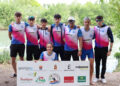 No paran las alegrías para el Club Piragüismo Cuenca. El canoísta Carlos López Belinchón se ha proclamado este fin de semana campeón de España en la categoría Sub-23 C1 en el VIII Campeonato de España de Media Maratón disputado en Aranjuez. Además, subieron al podio con sendos bronces Óscar Osma, en Senior C1, y Mario del Santo en Junior C1. La actuación de todos los palistas fue sobresaliente, lo que aupó al equipo a la décima posición en la clasificación general por clubes, en la que es una de las citas más exigentes del calendario nacional, con la presencia de los mejores especialistas del país sobre una distancia de gran desgaste físico y técnico. La categoría Sub-23 dejó una de las grandes alegrías del campeonato para el conjunto conquense en la jornada del domingo. En C1, Carlos López se proclamó campeón de España tras una regata impecable, dominando la prueba y subiendo a lo más alto del podio. En K1 masculino, Roberto Olivares finalizó en 19ª posición y Víctor Martínez fue 20º, completando ambos una actuación sólida ante una categoría de gran nivel. En féminas, Carmen Rubio firmó una notable regata en K1 Sub-23, cruzando la meta en una meritoria octava posición. En categoría Senior llegó otra de las medallas del fin de semana. José Óscar Osma logró una excelente 3ª posición en C1, colgándose el bronce nacional tras competir siempre en los puestos de cabeza. En K1 Senior, Carlos Julio Gómez concluyó en 33ª posición en una prueba muy numerosa y exigente. Gran rendimiento también en categoría Junior el sábado. Mario del Santo consiguió una magnífica 3ª posición en C-1, sumando un nuevo podio para el club y confirmando su progresión esta temporada. En la misma modalidad, Adrián del Cid terminó 7º tras una regata muy competitiva. En K1 Junior, Gabriel Dudek rozó el top ten con una destacada 11ª plaza. En C1 Cadete, David López completó una gran actuación al finalizar en 5ª posición, quedándose muy cerca de los puestos de medalla tras haber liderado con holgura toda la prueba y sufrir un fatal vuelco en los últimos metros. Con un campeonato de enorme nivel competitivo, el Club Piragüismo Cuenca ha regresado de Aranjuez con un título de campeón de España, dos medallas de bronce y una brillante décima posición por clubes, resultados que reflejan el trabajo diario de deportistas y técnicos. El Club agradece el apoyo y la colaboración de instituciones y patrocinadores: Federación Castellano-Manchega de Piragüismo; Ayuntamiento y Diputación Provincial de Cuenca, Junta de Comunidades, UCLM, Fundación Globalcaja, Rujamar Sports Team, Gestión 5, Aceites Barambio, Incarlopsa, El Rento y Solán de Cabras.