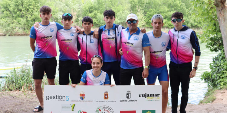 No paran las alegrías para el Club Piragüismo Cuenca. El canoísta Carlos López Belinchón se ha proclamado este fin de semana campeón de España en la categoría Sub-23 C1 en el VIII Campeonato de España de Media Maratón disputado en Aranjuez. Además, subieron al podio con sendos bronces Óscar Osma, en Senior C1, y Mario del Santo en Junior C1. La actuación de todos los palistas fue sobresaliente, lo que aupó al equipo a la décima posición en la clasificación general por clubes, en la que es una de las citas más exigentes del calendario nacional, con la presencia de los mejores especialistas del país sobre una distancia de gran desgaste físico y técnico. La categoría Sub-23 dejó una de las grandes alegrías del campeonato para el conjunto conquense en la jornada del domingo. En C1, Carlos López se proclamó campeón de España tras una regata impecable, dominando la prueba y subiendo a lo más alto del podio. En K1 masculino, Roberto Olivares finalizó en 19ª posición y Víctor Martínez fue 20º, completando ambos una actuación sólida ante una categoría de gran nivel. En féminas, Carmen Rubio firmó una notable regata en K1 Sub-23, cruzando la meta en una meritoria octava posición. En categoría Senior llegó otra de las medallas del fin de semana. José Óscar Osma logró una excelente 3ª posición en C1, colgándose el bronce nacional tras competir siempre en los puestos de cabeza. En K1 Senior, Carlos Julio Gómez concluyó en 33ª posición en una prueba muy numerosa y exigente. Gran rendimiento también en categoría Junior el sábado. Mario del Santo consiguió una magnífica 3ª posición en C-1, sumando un nuevo podio para el club y confirmando su progresión esta temporada. En la misma modalidad, Adrián del Cid terminó 7º tras una regata muy competitiva. En K1 Junior, Gabriel Dudek rozó el top ten con una destacada 11ª plaza. En C1 Cadete, David López completó una gran actuación al finalizar en 5ª posición, quedándose muy cerca de los puestos de medalla tras haber liderado con holgura toda la prueba y sufrir un fatal vuelco en los últimos metros. Con un campeonato de enorme nivel competitivo, el Club Piragüismo Cuenca ha regresado de Aranjuez con un título de campeón de España, dos medallas de bronce y una brillante décima posición por clubes, resultados que reflejan el trabajo diario de deportistas y técnicos. El Club agradece el apoyo y la colaboración de instituciones y patrocinadores: Federación Castellano-Manchega de Piragüismo; Ayuntamiento y Diputación Provincial de Cuenca, Junta de Comunidades, UCLM, Fundación Globalcaja, Rujamar Sports Team, Gestión 5, Aceites Barambio, Incarlopsa, El Rento y Solán de Cabras.