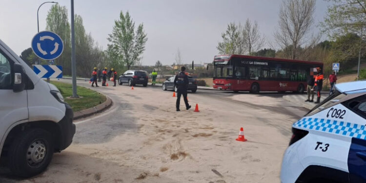El vertido de una furgoneta provoca dos caídas de moto y paraliza el tráfico en Cuenca
