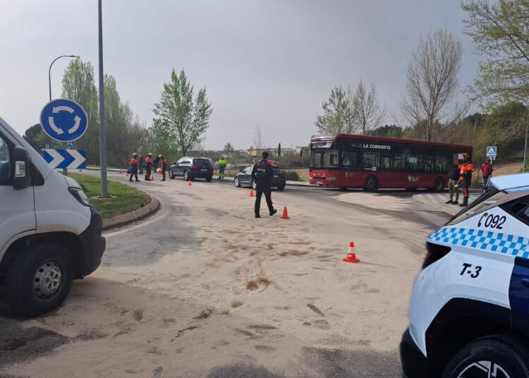 El vertido de una furgoneta provoca dos caídas de moto y paraliza el tráfico en Cuenca