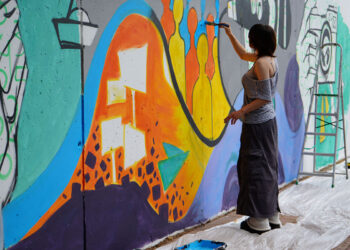 Estudiantes de Cuenca y el artista Mr. Trazo transforman el campus con un gran mural participativo