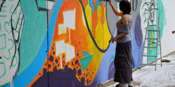 Estudiantes de Cuenca y el artista Mr. Trazo transforman el campus con un gran mural participativo