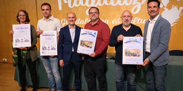 El Ayuntamiento de Guadalajara ha presentado esta mañana la primera edición de la Feria de Turismo y Comercio, una nueva iniciativa que se celebrará desde este viernes 24 hasta el domingo 26 de abril en el Parque de la Concordia, con el objetivo de poner en valor el potencial turístico, gastronómico y comercial de la ciudad. El concejal de Turismo y Comercio, Víctor Morejón, ha sido el encargado de liderar la presentación, subrayando el carácter estratégico de esta cita para el futuro de la ciudad. “El objetivo de la feria es fortalecer lo que ya existe”, ha afirmado, destacando que Guadalajara cuenta con una base sólida sobre la que seguir creciendo. En esta línea, Morejón ha remarcado la ambición del equipo de Gobierno: “Vamos a seguir apostando y apoyando el turismo y el comercio de Guadalajara porque tenemos la obligación de no conformarnos. Nuestra ciudad tiene muchas cosas que demostrar y ofrecer”. Desde el Ayuntamiento se ha insistido en que esta primera edición nace como una apuesta decidida por integrar turismo, hostelería y comercio en un mismo espacio, reforzando una idea clave: “Guadalajara es una ciudad en la que lo tenemos todo”. En total, 25 comercios participan en esta iniciativa, con una implicación destacada del sector. Una feria para reforzar la identidad y dinamizar la economía local Durante la presentación, Víctor Morejón ha puesto el acento en la importancia de creer en el potencial propio como motor de desarrollo: “Tenemos patrimonio, historia, gastronomía y, sobre todo, un comercio cercano y profesional que nos diferencia”. Los representantes del sector han coincidido en destacar que el comercio local no solo genera actividad económica, sino que también construye ciudad y mantiene vivas las calles, frente a modelos de consumo despersonalizados. Francisco José Pérez, presidente de FCG, ha señalado que esta feria supone una oportunidad para acercar el comercio al ciudadano: “El comercio debe estar en el punto de encuentro natural de la ciudad”. Además, ha advertido sobre los hábitos de consumo actuales: “Uno de los problemas es que buscamos online cosas que tenemos aquí; ningún algoritmo puede sustituir la presencia”. Pérez ha defendido con rotundidad el papel del pequeño comercio: “El comercio local no es una alternativa, es una pieza clave: si muere el comercio, mueren las ciudades. Comprar en nuestro comercio es invertir en nosotros mismos”. Por su parte, Ángel Escribano, presidente de FEDECO, ha destacado el carácter diferencial del evento: “Esta feria es un punto de encuentro en pleno centro, pensada para disfrutar en familia y apoyar al pequeño comercio con una propuesta atractiva y participativa”. Asimismo, ha subrayado su impacto directo: “Se repartirán 2.400 euros en premios que retornarán al comercio local. Apostar por el comercio local es apostar por el futuro de nuestra ciudad”. Juan Carlos Molina, técnico de la Federación de Turismo y Hostelería, ha incidido en la conexión entre sectores: “El turismo está creciendo en Guadalajara y estas iniciativas generan sinergias con el comercio y la hostelería que hacen que la ciudad siga avanzando”. Además, ha añadido: “Estas ferias son herramientas eficaces para dar visibilidad a nuestros recursos, nuestra oferta gastronómica y la calidad de nuestros servicios”. Programación para todos los públicos y apoyo directo al comercio La Feria de Turismo y Comercio contará con una programación variada dirigida a todos los públicos, que incluirá talleres infantiles y para adultos, degustaciones de productos, showcookings en directo, música y espacios de ocio. Además, se pondrá en marcha una iniciativa para fomentar el consumo local mediante el sorteo de 24 vales regalo de 100 euros, por un importe total de 2.400 euros, que podrán canjearse en los establecimientos participantes. El concejal Víctor Morejón ha querido cerrar el acto reforzando el mensaje de fondo de la iniciativa: “Esta feria no es solo un evento, es una declaración de intenciones. Apostar por Guadalajara es apostar por su gente, por sus comercios y por su futuro”. Desde el Ayuntamiento se anima a todos los vecinos a participar en esta primera edición y a seguir respaldando al comercio local como base del desarrollo de la ciudad. Iniciativa solidaria vinculada al turismo Durante la presentación también se ha dado a conocer una iniciativa solidaria impulsada por la Asociación de Guías Oficiales de Guadalajara. Su presidente, Manuel Granado, ha explicado el papel del colectivo. “Los guías somos la neurona que conecta todos los elementos del turismo de la ciudad”. En este contexto, se organizarán visitas solidarias el próximo 21 de junio en Guadalajara, Pastrana y Sigüenza, con un coste de 10 euros íntegramente destinado a la Asociación ELA Castilla-La Mancha. Almudena Santamaría, miembro de esta entidad, ha recordado la importancia de estas acciones. “Queremos llegar a más gente y recaudar fondos para la investigación y para mejorar la calidad de vida de los enfermos y sus familias”. Un modelo de ciudad basado en lo propio Desde el Ayuntamiento se ha destacado que esta feria representa mucho más que una actividad puntual: es una declaración de intenciones. Apostar por Guadalajara es apostar por su gente, por sus comercios y por su futuro, reforzando un modelo de ciudad que crece desde lo cercano, lo auténtico y lo compartido. El consistorio ha animado a todos los vecinos a participar en esta primera edición y a seguir respaldando al comercio local, recordando que el desarrollo de Guadalajara pasa por fortalecer lo que ya tiene, su identidad, su tejido económico y su comunidad.