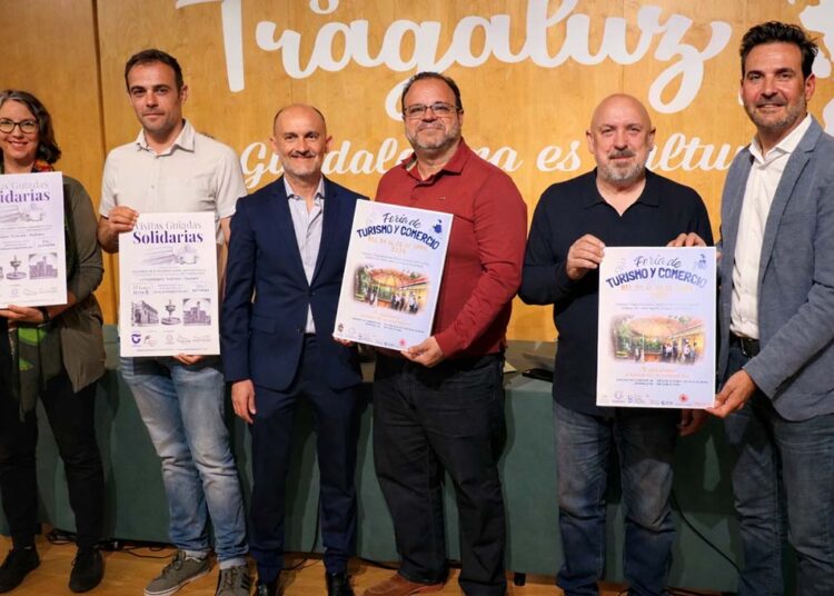 El Ayuntamiento de Guadalajara ha presentado esta mañana la primera edición de la Feria de Turismo y Comercio, una nueva iniciativa que se celebrará desde este viernes 24 hasta el domingo 26 de abril en el Parque de la Concordia, con el objetivo de poner en valor el potencial turístico, gastronómico y comercial de la ciudad. El concejal de Turismo y Comercio, Víctor Morejón, ha sido el encargado de liderar la presentación, subrayando el carácter estratégico de esta cita para el futuro de la ciudad. “El objetivo de la feria es fortalecer lo que ya existe”, ha afirmado, destacando que Guadalajara cuenta con una base sólida sobre la que seguir creciendo. En esta línea, Morejón ha remarcado la ambición del equipo de Gobierno: “Vamos a seguir apostando y apoyando el turismo y el comercio de Guadalajara porque tenemos la obligación de no conformarnos. Nuestra ciudad tiene muchas cosas que demostrar y ofrecer”. Desde el Ayuntamiento se ha insistido en que esta primera edición nace como una apuesta decidida por integrar turismo, hostelería y comercio en un mismo espacio, reforzando una idea clave: “Guadalajara es una ciudad en la que lo tenemos todo”. En total, 25 comercios participan en esta iniciativa, con una implicación destacada del sector. Una feria para reforzar la identidad y dinamizar la economía local Durante la presentación, Víctor Morejón ha puesto el acento en la importancia de creer en el potencial propio como motor de desarrollo: “Tenemos patrimonio, historia, gastronomía y, sobre todo, un comercio cercano y profesional que nos diferencia”. Los representantes del sector han coincidido en destacar que el comercio local no solo genera actividad económica, sino que también construye ciudad y mantiene vivas las calles, frente a modelos de consumo despersonalizados. Francisco José Pérez, presidente de FCG, ha señalado que esta feria supone una oportunidad para acercar el comercio al ciudadano: “El comercio debe estar en el punto de encuentro natural de la ciudad”. Además, ha advertido sobre los hábitos de consumo actuales: “Uno de los problemas es que buscamos online cosas que tenemos aquí; ningún algoritmo puede sustituir la presencia”. Pérez ha defendido con rotundidad el papel del pequeño comercio: “El comercio local no es una alternativa, es una pieza clave: si muere el comercio, mueren las ciudades. Comprar en nuestro comercio es invertir en nosotros mismos”. Por su parte, Ángel Escribano, presidente de FEDECO, ha destacado el carácter diferencial del evento: “Esta feria es un punto de encuentro en pleno centro, pensada para disfrutar en familia y apoyar al pequeño comercio con una propuesta atractiva y participativa”. Asimismo, ha subrayado su impacto directo: “Se repartirán 2.400 euros en premios que retornarán al comercio local. Apostar por el comercio local es apostar por el futuro de nuestra ciudad”. Juan Carlos Molina, técnico de la Federación de Turismo y Hostelería, ha incidido en la conexión entre sectores: “El turismo está creciendo en Guadalajara y estas iniciativas generan sinergias con el comercio y la hostelería que hacen que la ciudad siga avanzando”. Además, ha añadido: “Estas ferias son herramientas eficaces para dar visibilidad a nuestros recursos, nuestra oferta gastronómica y la calidad de nuestros servicios”. Programación para todos los públicos y apoyo directo al comercio La Feria de Turismo y Comercio contará con una programación variada dirigida a todos los públicos, que incluirá talleres infantiles y para adultos, degustaciones de productos, showcookings en directo, música y espacios de ocio. Además, se pondrá en marcha una iniciativa para fomentar el consumo local mediante el sorteo de 24 vales regalo de 100 euros, por un importe total de 2.400 euros, que podrán canjearse en los establecimientos participantes. El concejal Víctor Morejón ha querido cerrar el acto reforzando el mensaje de fondo de la iniciativa: “Esta feria no es solo un evento, es una declaración de intenciones. Apostar por Guadalajara es apostar por su gente, por sus comercios y por su futuro”. Desde el Ayuntamiento se anima a todos los vecinos a participar en esta primera edición y a seguir respaldando al comercio local como base del desarrollo de la ciudad. Iniciativa solidaria vinculada al turismo Durante la presentación también se ha dado a conocer una iniciativa solidaria impulsada por la Asociación de Guías Oficiales de Guadalajara. Su presidente, Manuel Granado, ha explicado el papel del colectivo. “Los guías somos la neurona que conecta todos los elementos del turismo de la ciudad”. En este contexto, se organizarán visitas solidarias el próximo 21 de junio en Guadalajara, Pastrana y Sigüenza, con un coste de 10 euros íntegramente destinado a la Asociación ELA Castilla-La Mancha. Almudena Santamaría, miembro de esta entidad, ha recordado la importancia de estas acciones. “Queremos llegar a más gente y recaudar fondos para la investigación y para mejorar la calidad de vida de los enfermos y sus familias”. Un modelo de ciudad basado en lo propio Desde el Ayuntamiento se ha destacado que esta feria representa mucho más que una actividad puntual: es una declaración de intenciones. Apostar por Guadalajara es apostar por su gente, por sus comercios y por su futuro, reforzando un modelo de ciudad que crece desde lo cercano, lo auténtico y lo compartido. El consistorio ha animado a todos los vecinos a participar en esta primera edición y a seguir respaldando al comercio local, recordando que el desarrollo de Guadalajara pasa por fortalecer lo que ya tiene, su identidad, su tejido económico y su comunidad.