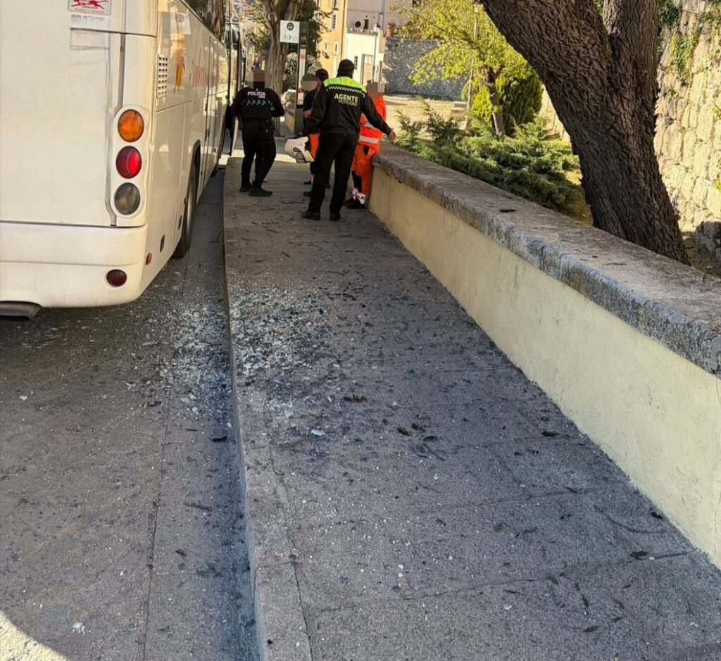 Susto en la calle Palafox de Cuenca: el autobús de una banda de música choca contra un árbol