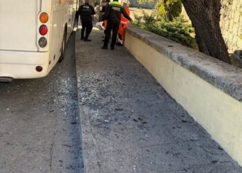 Susto en la calle Palafox de Cuenca: el autobús de una banda de música choca contra un árbol