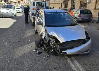 Un choque entre un coche y una ambulancia obliga a cortar el tráfico en la calle Reyes Católicos de Cuenca