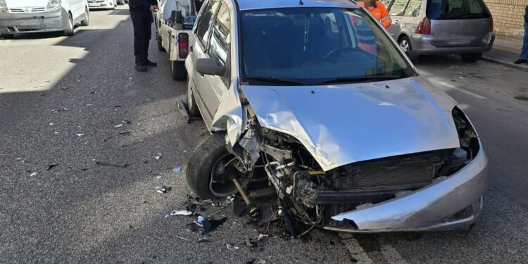 Un choque entre un coche y una ambulancia obliga a cortar el tráfico en la calle Reyes Católicos de Cuenca