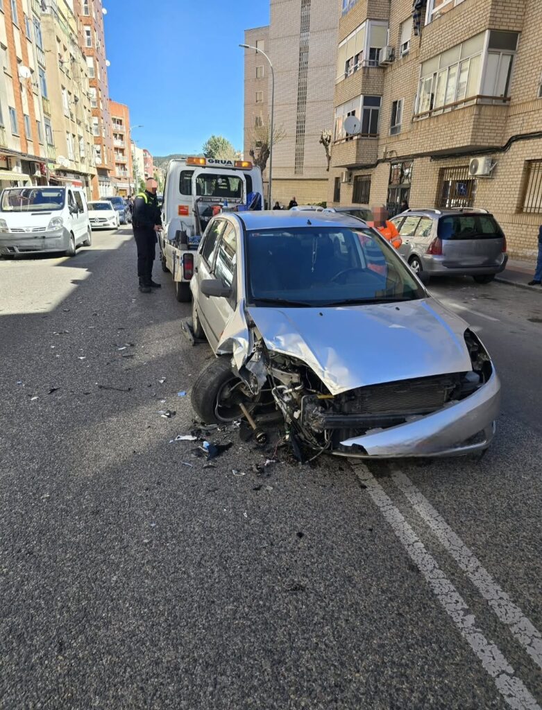 Un choque entre un coche y una ambulancia obliga a cortar el tráfico en la calle Reyes Católicos de Cuenca