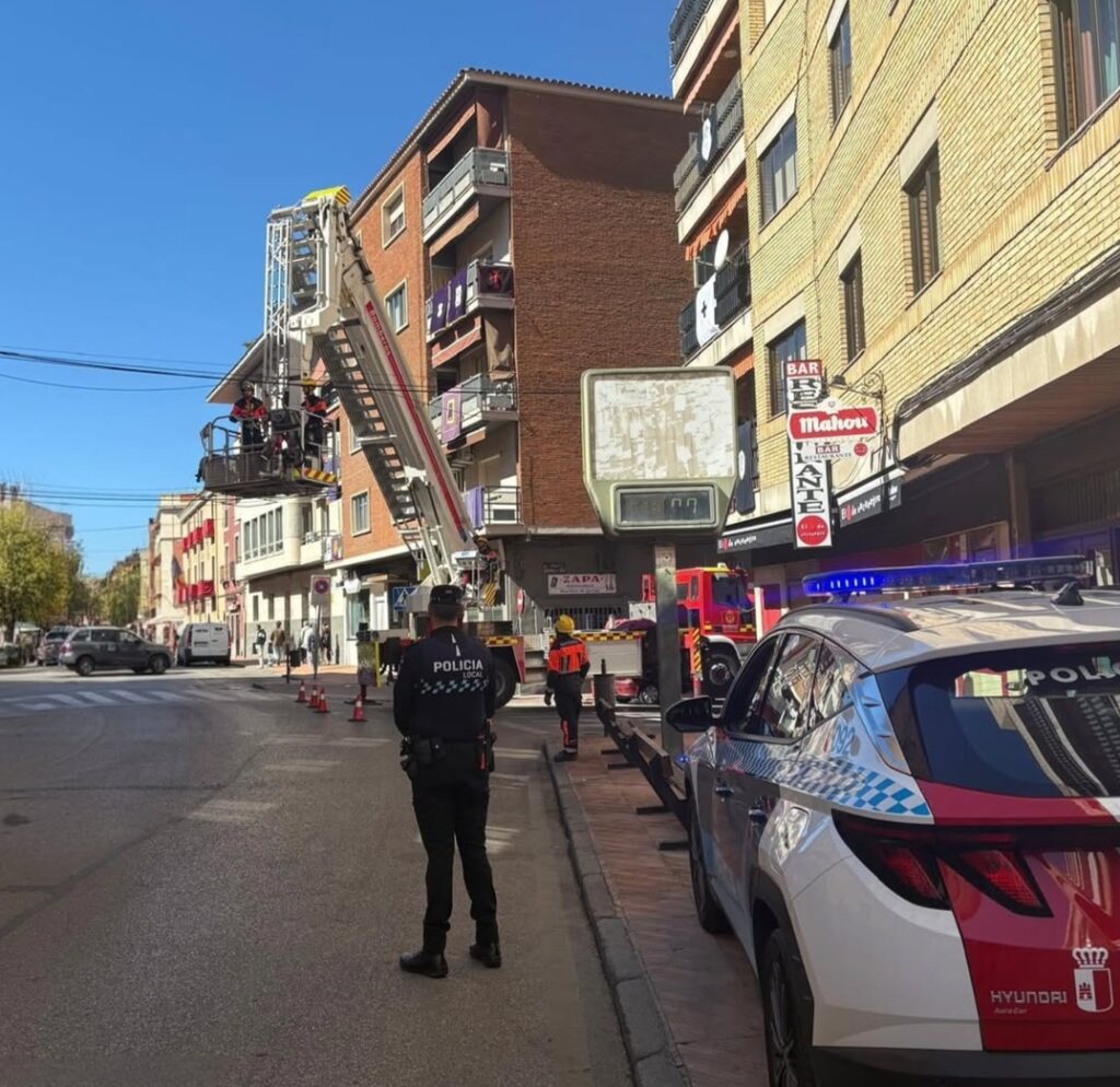 Bomberos y Policía aseguran la calle Las Torres de Cuenca tras caer un cable en la ruta de la procesión