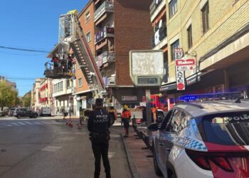 Bomberos y Policía aseguran la calle Las Torres de Cuenca tras caer un cable en la ruta de la procesión