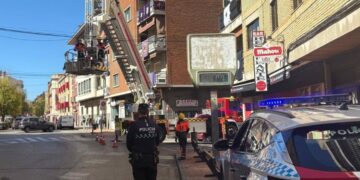 Bomberos y Policía aseguran la calle Las Torres de Cuenca tras caer un cable en la ruta de la procesión