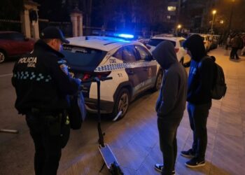 Cazados en patinete por la acera y de a dos: la Policía Local de Cuenca endurece las sanciones nocturnas 5 Cazados en patinete por la acera y de a dos: la Policía Local de Cuenca endurece las sanciones nocturnas