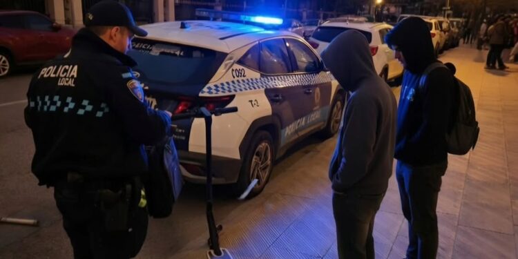 Cazados en patinete por la acera y de a dos: la Policía Local de Cuenca endurece las sanciones nocturnas