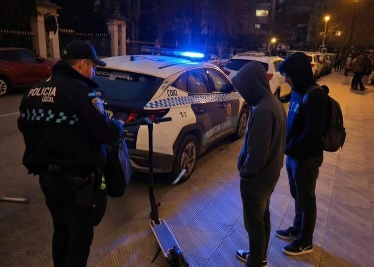 Cazados en patinete por la acera y de a dos: la Policía Local de Cuenca endurece las sanciones nocturnas