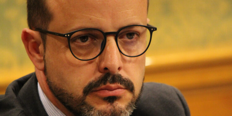 Juan Guadalajara denuncia la “dejadez” de Dolz al inaugurar Cuenca Lee en una plaza de España “cercada por las vallas y el abandono”