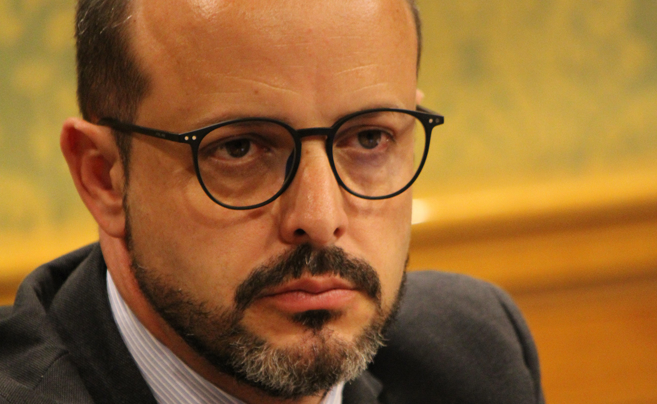 Juan Guadalajara denuncia la “dejadez” de Dolz al inaugurar Cuenca Lee en una plaza de España “cercada por las vallas y el abandono”