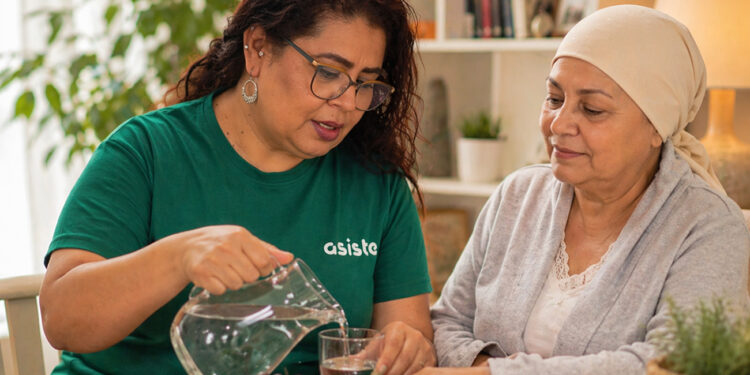 La sede provincial de la Asociación Española Contra el Cáncer (AECC) en Cuenca ha puesto en marcha este 24 de abril de 2026 un nuevo servicio gratuito y especializado de ayuda a domicilio. La iniciativa está dirigida a personas con cáncer en tratamiento activo, fase paliativa o final de la vida que presentan limitaciones para realizar de manera autónoma sus rutinas diarias. El objetivo es cubrir necesidades de cuidados especiales durante la recuperación, ayudar en la higiene personal, apoyar con las tareas domésticas y dar un respiro a las familias, un trabajo de atención directa que ejecutarán los profesionales cualificados de la empresa de impacto social ASISTE. Para acceder a esta prestación, las personas interesadas deben contactar con la sede conquense de la asociación y solicitar una valoración previa por parte del área social. Prado Parra, responsable de este departamento en la entidad, ha señalado que buscan facilitar el camino a los pacientes y a su entorno durante todo el proceso de la enfermedad. Por su parte, Antonio González, responsable de ASISTE, ha destacado que esta alianza permite ofrecer una respuesta rápida, profesional y técnica a todos los afectados que lo necesiten. Contexto y evolución: Un año clave para la oncología conquense La incorporación de este cuidado domiciliario refuerza la atención oncológica en la provincia de Cuenca, que está experimentando un salto cualitativo histórico este mismo año. A principios del pasado mes de marzo de 2026, el Hospital Universitario de Cuenca estrenó su esperado servicio de Radioterapia Oncológica. Este avance clínico y tecnológico supuso el fin de los largos y continuos desplazamientos que los pacientes de la provincia tenían que realizar obligatoriamente a otras áreas sanitarias para poder recibir su tratamiento. Ahora, con la implantación de la nueva ayuda a domicilio, la evolución en la calidad de vida del paciente oncológico conquista otro frente: el cuidado integral desde la comodidad y la privacidad del hogar. Este recurso domiciliario se suma al catálogo de prestaciones gratuitas que la asociación ya ofrece en Cuenca, como la atención psicológica, social y complementaria, a través de las cuales consiguió dar soporte a 507 personas mediante más de 3.000 sesiones a lo largo de todo el año 2025