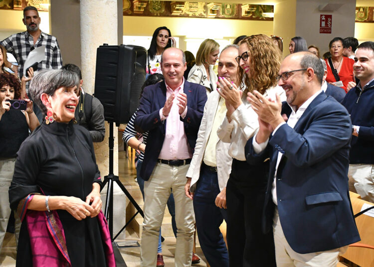 La Biblioteca Pública de Dávalos pasa a incorporar oficialmente el nombre de ‘Blanca Calvo’ con el apoyo del Gobierno regional