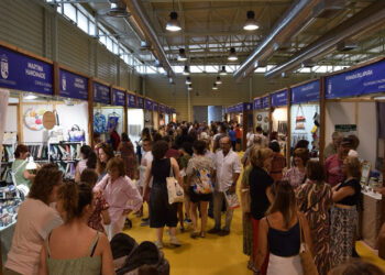 La Diputación de Cuenca ha abierto el periodo de inscripción para participar en la próxima Feria de Artesanía que tendrá lugar en el Recinto Ferial de La Hípica del 27 al 30 de agosto coincidiendo, como es habitual, con las Fiestas y Feria de San Julián y cuyo trámite puede realizarse de forma online a través de la sede electrónica de la Diputación. La diputada de Patrimonio, Ferias y Turismo, Mayte Megía, ha animado a las artesanos de la provincia, de la región y de toda España a realizar lo antes posible la solicitud debido a la alta demanda de participación en un evento que se ha consolidado en el calendario nacional debido a la gran aceptación de público y ventas que se registran cada año. En este sentido, la responsable ha recordado que en los últimos años la asistencia a la misma supera las 20.000 personas en los cuatro días que dura y el volumen de ventas en la misma alcanzó el pasado año los 110.000 euros. Unos buenos números que lejos de hacer caer en la complacencia “nos hacen seguir trabajando con más ímpetu”, señalaba al diputada subrayando que en esta edición se ha incrementado significativamente el presupuesto con el objetivo de reforzar su posicionamiento y apoyar a un sector que es imprescindible para mantener los oficios tradicionales y que contribuye a generar economía y riqueza en el mundo rural donde se encuentran muchos de los artesanos participantes convirtiéndose en unos grandes aliados en la lucha contra la despoblación. Megía ha recordado que las instalaciones cuentan con más de 2.000 metros cuadrados de espacio expositivo al que se suma espacios para la realización de talleres participativos, conferencias, demostraciones o actividades para los más pequeños. Además, adelanta que ya se está trabajando para ofrecer novedades en un programa ambicioso del que todavía no se pueden descubrir más detalles pero que asegura “va a sorprender”.