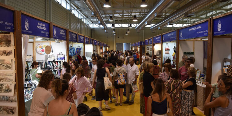 La Diputación de Cuenca ha abierto el periodo de inscripción para participar en la próxima Feria de Artesanía que tendrá lugar en el Recinto Ferial de La Hípica del 27 al 30 de agosto coincidiendo, como es habitual, con las Fiestas y Feria de San Julián y cuyo trámite puede realizarse de forma online a través de la sede electrónica de la Diputación. La diputada de Patrimonio, Ferias y Turismo, Mayte Megía, ha animado a las artesanos de la provincia, de la región y de toda España a realizar lo antes posible la solicitud debido a la alta demanda de participación en un evento que se ha consolidado en el calendario nacional debido a la gran aceptación de público y ventas que se registran cada año. En este sentido, la responsable ha recordado que en los últimos años la asistencia a la misma supera las 20.000 personas en los cuatro días que dura y el volumen de ventas en la misma alcanzó el pasado año los 110.000 euros. Unos buenos números que lejos de hacer caer en la complacencia “nos hacen seguir trabajando con más ímpetu”, señalaba al diputada subrayando que en esta edición se ha incrementado significativamente el presupuesto con el objetivo de reforzar su posicionamiento y apoyar a un sector que es imprescindible para mantener los oficios tradicionales y que contribuye a generar economía y riqueza en el mundo rural donde se encuentran muchos de los artesanos participantes convirtiéndose en unos grandes aliados en la lucha contra la despoblación. Megía ha recordado que las instalaciones cuentan con más de 2.000 metros cuadrados de espacio expositivo al que se suma espacios para la realización de talleres participativos, conferencias, demostraciones o actividades para los más pequeños. Además, adelanta que ya se está trabajando para ofrecer novedades en un programa ambicioso del que todavía no se pueden descubrir más detalles pero que asegura “va a sorprender”.