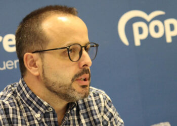 El diputado provincial y concejal del Ayuntamiento de Cuenca Juan Guadalajara (PP) ha elevado el tono de sus críticas contra la gestión del convenio de integración urbana de los terrenos ferroviarios de ADIF en la capital conquense. Más de dos meses después de registrar una batería de preguntas dirigidas a las tres administraciones implicadas —ADIF, Ayuntamiento y Diputación Provincial—, solo las dos primeras han respondido, y lo han hecho con "afirmaciones que no tienen nada que ver entre sí", según denuncia el propio diputado. La Diputación, pese a ser parte firmante del convenio y responsable directa de varias actuaciones, sigue sin dar explicación alguna. Los aparcamientos inaugurados, sin cobrar El foco principal de la denuncia se centra en el pago de los aparcamientos del barrio de Casablanca y del Paseo del Ferrocarril. El primero se inauguró en agosto de 2025 con 53 plazas y una inversión de 243.000 euros; el segundo, con 254 plazas, abrió en octubre de ese mismo año. Según establece el convenio, ADIF debía asumir íntegramente el coste de los proyectos y su ejecución —en el marco de una inversión total próxima al millón de euros— aunque la Diputación adelantó el dinero para agilizar los trabajos. El plazo para que ADIF reembolsara esa inversión era de un mes desde la finalización de las obras, pero a día de hoy no ha abonado ni un euro. Cuando Guadalajara preguntó expresamente en el último pleno provincial si ADIF había devuelto ya ese dinero, la respuesta del equipo de gobierno socialista fue que "desconocemos si ADIF ha ingresado el dinero". El presidente de la Diputación, Álvaro Martínez Chana, añadió que "nos fiamos de ADIF y sabemos que pagará" y que no le quitaba el sueño ese desconocimiento. El diputado popular replicó que "serán ustedes de los pocos que hoy en día se fíen de ADIF", en alusión a la trayectoria de la entidad pública en este asunto. Versiones incompatibles entre administraciones Las contradicciones entre ADIF y el Ayuntamiento recuerdan a un episodio ya documentado en abril de 2026: el Ministerio de Transportes afirmó por escrito el 11 de marzo que la comisión de seguimiento del convenio aún no se había constituido, mientras que apenas quince días después el Ayuntamiento respondió que dicha comisión no solo existía, sino que ya se había reunido el 26 de febrero. Este patrón de respuestas incompatibles entre administraciones que deberían coordinar sus actuaciones con precisión es precisamente lo que el PP señala como "opacidad y descoordinación absoluta". Un convenio con cuatro años de sombras El contexto histórico de este asunto arroja luz sobre por qué el PP acumula ya tanta desconfianza. El convenio entre ADIF, Diputación y Ayuntamiento para los aparcamientos provisionales fue aprobado inicialmente por la Junta de Gobierno Local del Ayuntamiento el 5 de agosto de 2022, pero casi cuatro años después sigue sin pasar por el Pleno municipal, que es el órgano competente para su aprobación definitiva. El propio Tribunal Supremo llegó a paralizar cautelarmente la adjudicación de las obras de los aparcamientos —a instancias de once ayuntamientos que recurrieron el Plan X Cuenca— antes de desestimar finalmente esas medidas en diciembre de 2024 y permitir que las obras avanzaran. Lo que el PP exige ahora El Partido Popular reclama tres cosas concretas: que la Diputación explique por qué lleva más de dos meses sin contestar a preguntas formuladas por escrito; que detalle el estado real de cada actuación prevista en el convenio; y que aclare si ADIF ha reembolsado ya la inversión adelantada por la institución provincial. Guadalajara ha cerrado su denuncia exigiendo "transparencia, rigor y responsabilidad" en un asunto que, subraya, afecta a miles de vecinos y condicionará decisiones urbanísticas, económicas y patrimoniales de gran calado para el futuro de Cuenca.
