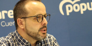 El diputado provincial y concejal del Ayuntamiento de Cuenca Juan Guadalajara (PP) ha elevado el tono de sus críticas contra la gestión del convenio de integración urbana de los terrenos ferroviarios de ADIF en la capital conquense. Más de dos meses después de registrar una batería de preguntas dirigidas a las tres administraciones implicadas —ADIF, Ayuntamiento y Diputación Provincial—, solo las dos primeras han respondido, y lo han hecho con "afirmaciones que no tienen nada que ver entre sí", según denuncia el propio diputado. La Diputación, pese a ser parte firmante del convenio y responsable directa de varias actuaciones, sigue sin dar explicación alguna. Los aparcamientos inaugurados, sin cobrar El foco principal de la denuncia se centra en el pago de los aparcamientos del barrio de Casablanca y del Paseo del Ferrocarril. El primero se inauguró en agosto de 2025 con 53 plazas y una inversión de 243.000 euros; el segundo, con 254 plazas, abrió en octubre de ese mismo año. Según establece el convenio, ADIF debía asumir íntegramente el coste de los proyectos y su ejecución —en el marco de una inversión total próxima al millón de euros— aunque la Diputación adelantó el dinero para agilizar los trabajos. El plazo para que ADIF reembolsara esa inversión era de un mes desde la finalización de las obras, pero a día de hoy no ha abonado ni un euro. Cuando Guadalajara preguntó expresamente en el último pleno provincial si ADIF había devuelto ya ese dinero, la respuesta del equipo de gobierno socialista fue que "desconocemos si ADIF ha ingresado el dinero". El presidente de la Diputación, Álvaro Martínez Chana, añadió que "nos fiamos de ADIF y sabemos que pagará" y que no le quitaba el sueño ese desconocimiento. El diputado popular replicó que "serán ustedes de los pocos que hoy en día se fíen de ADIF", en alusión a la trayectoria de la entidad pública en este asunto. Versiones incompatibles entre administraciones Las contradicciones entre ADIF y el Ayuntamiento recuerdan a un episodio ya documentado en abril de 2026: el Ministerio de Transportes afirmó por escrito el 11 de marzo que la comisión de seguimiento del convenio aún no se había constituido, mientras que apenas quince días después el Ayuntamiento respondió que dicha comisión no solo existía, sino que ya se había reunido el 26 de febrero. Este patrón de respuestas incompatibles entre administraciones que deberían coordinar sus actuaciones con precisión es precisamente lo que el PP señala como "opacidad y descoordinación absoluta". Un convenio con cuatro años de sombras El contexto histórico de este asunto arroja luz sobre por qué el PP acumula ya tanta desconfianza. El convenio entre ADIF, Diputación y Ayuntamiento para los aparcamientos provisionales fue aprobado inicialmente por la Junta de Gobierno Local del Ayuntamiento el 5 de agosto de 2022, pero casi cuatro años después sigue sin pasar por el Pleno municipal, que es el órgano competente para su aprobación definitiva. El propio Tribunal Supremo llegó a paralizar cautelarmente la adjudicación de las obras de los aparcamientos —a instancias de once ayuntamientos que recurrieron el Plan X Cuenca— antes de desestimar finalmente esas medidas en diciembre de 2024 y permitir que las obras avanzaran. Lo que el PP exige ahora El Partido Popular reclama tres cosas concretas: que la Diputación explique por qué lleva más de dos meses sin contestar a preguntas formuladas por escrito; que detalle el estado real de cada actuación prevista en el convenio; y que aclare si ADIF ha reembolsado ya la inversión adelantada por la institución provincial. Guadalajara ha cerrado su denuncia exigiendo "transparencia, rigor y responsabilidad" en un asunto que, subraya, afecta a miles de vecinos y condicionará decisiones urbanísticas, económicas y patrimoniales de gran calado para el futuro de Cuenca.