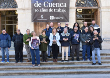 La Diputación de Cuenca y la Asociación de Autores Conquenses presentan el libro ‘Pasos y capuces’ a beneficio de Aframas