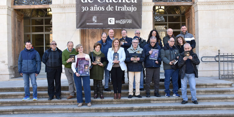 La Diputación de Cuenca y la Asociación de Autores Conquenses presentan el libro ‘Pasos y capuces’ a beneficio de Aframas