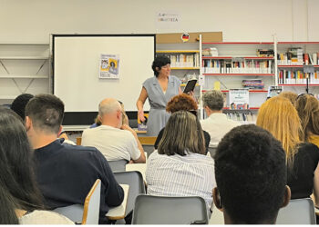 La Escuela Oficial de Idiomas, dependiente de la Consejería de Educación, Cultura y Deportes del Gobierno regional, celebra esta semana unas jornadas de puertas abiertas con las que bajo el lema “Tráete a un amigo” quiere invitar a la ciudadanía a que se acerque a sus instalaciones, en la calle Poeta Ramón de Garciasol, para conocer la formación certificada que se imparte en dicho centro. Esta tarde, a las 16,00 horas, se va a celebrar un acto de inauguración de dichas jornadas en el que se presentará la Escuela y se informará del programa Erasmus. En este punto se hará entrega a la alumna Sara Blanco López del premio del concurso del logo que la propia Escuela ha organizado para contar con una identidad visual de los proyectos Erasmus del centro. En el acto también se va a llevar a cabo una iniciativa bajo el lema de ´Memoria Viva´ en la que el alumno más longevo del centro, de 86 años de edad, compartirá su experiencia con el público asistente tras 20 años en la Escuela, haciendo uso de los cuatro idiomas que ha aprendido durante este tiempo: francés, alemán, italiano y, actualmente, inglés. Asimismo, el alumnado que participó en la actividad que la Escuela organizó en Umbralejo recientemente compartirá su experiencia en distintos idiomas. Para las jornadas de los días 21, 22 y 23 se han programado talleres en distintos idiomas y niveles en horario de mañana y tarde. Mañana, día 21 los talleres serán desde las 10,30 a 19,00 horas; el miércoles se realizarán en horario de tarde, desde las 18,00 a las 20,00 horas y el jueves habrá tres talleres únicamente en francés a las 10,30, 16,00 y 18,00 horas. El viernes, el día estará destinado a alumnado de centros educativos de Guadalajara. Estas jornadas se enmarcan en el proceso de admisión de alumnado para el próximo curso, que se inició el pasado día 17 y permanecerá abierto hasta el 30 de marzo. La Escuela Oficial de Idiomas de Guadalajara ofrece posibilidad de cursar estudios desde el nivel A1 al C2 en inglés, francés, alemán, italiano y español como lengua extranjera y en el caso de portugués, del nivel A1 al B2. Además, este año como novedad, ha ofrecido también un programa de Garantía Juvenil, financiado por el Fondo Social Europeo, consistente en un curso preparatorio para la acreditación de lengua de signos en español. Junto con el centro de Guadalajara, en la provincia funcionan dos sedes más, en Azuqueca y Sigüenza. En total, durante el presente curso, desde las tres sedes se atiende a 1.800 alumnos. Las personas interesadas en cursar estudios de idiomas pueden optar por la modalidad presencial, con clases de 120 minutos dos días por semana o de una hora cada día, o por la modalidad a distancia, únicamente para los estudios de inglés, a través del programa That´s English. También se ofertan pruebas de certificación o cursos monográficos especializados. Las clases son prácticas con desarrollo de destrezas orales y escritas, aprendizaje de la cultura y sociedad de los países en los que se habla el idioma que se estudie y cuentan con apoyo de auxiliares nativos. Asimismo, desde la Escuela se prepara a alumnado para exámenes de certificaciones oficiales y se les brinda a oportunidad de participar en programas Erasmus. Para solicitar una plaza en el caso de ser nuevo alumno o alumna es necesario realizar una solicitud de admisión online. Posteriormente en los meses de julio y de septiembre se abrirá el plazo de matriculación. En el caso de tratarse de niveles diferentes al A1 en cualquiera de los idiomas debe presentarse la acreditación académica requerida o realizar una prueba de nivel. El delegado de Educación, Cultura y Deportes, Ángel Fernández-Montes, ha animado a la ciudadanía a que se acerque estos días a la Escuela Oficial de Idiomas, “conozca sus estupendas instalaciones, intercambie experiencias con alumnado y docentes del centro y aproveche la magnífica formación que se imparte en esta Escuela, porque el aprendizaje de idiomas siempre nos va a abrir nuevas puertas en nuestra vida, independientemente de a edad que tengamos”
