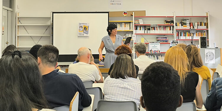 La Escuela Oficial de Idiomas, dependiente de la Consejería de Educación, Cultura y Deportes del Gobierno regional, celebra esta semana unas jornadas de puertas abiertas con las que bajo el lema “Tráete a un amigo” quiere invitar a la ciudadanía a que se acerque a sus instalaciones, en la calle Poeta Ramón de Garciasol, para conocer la formación certificada que se imparte en dicho centro. Esta tarde, a las 16,00 horas, se va a celebrar un acto de inauguración de dichas jornadas en el que se presentará la Escuela y se informará del programa Erasmus. En este punto se hará entrega a la alumna Sara Blanco López del premio del concurso del logo que la propia Escuela ha organizado para contar con una identidad visual de los proyectos Erasmus del centro. En el acto también se va a llevar a cabo una iniciativa bajo el lema de ´Memoria Viva´ en la que el alumno más longevo del centro, de 86 años de edad, compartirá su experiencia con el público asistente tras 20 años en la Escuela, haciendo uso de los cuatro idiomas que ha aprendido durante este tiempo: francés, alemán, italiano y, actualmente, inglés. Asimismo, el alumnado que participó en la actividad que la Escuela organizó en Umbralejo recientemente compartirá su experiencia en distintos idiomas. Para las jornadas de los días 21, 22 y 23 se han programado talleres en distintos idiomas y niveles en horario de mañana y tarde. Mañana, día 21 los talleres serán desde las 10,30 a 19,00 horas; el miércoles se realizarán en horario de tarde, desde las 18,00 a las 20,00 horas y el jueves habrá tres talleres únicamente en francés a las 10,30, 16,00 y 18,00 horas. El viernes, el día estará destinado a alumnado de centros educativos de Guadalajara. Estas jornadas se enmarcan en el proceso de admisión de alumnado para el próximo curso, que se inició el pasado día 17 y permanecerá abierto hasta el 30 de marzo. La Escuela Oficial de Idiomas de Guadalajara ofrece posibilidad de cursar estudios desde el nivel A1 al C2 en inglés, francés, alemán, italiano y español como lengua extranjera y en el caso de portugués, del nivel A1 al B2. Además, este año como novedad, ha ofrecido también un programa de Garantía Juvenil, financiado por el Fondo Social Europeo, consistente en un curso preparatorio para la acreditación de lengua de signos en español. Junto con el centro de Guadalajara, en la provincia funcionan dos sedes más, en Azuqueca y Sigüenza. En total, durante el presente curso, desde las tres sedes se atiende a 1.800 alumnos. Las personas interesadas en cursar estudios de idiomas pueden optar por la modalidad presencial, con clases de 120 minutos dos días por semana o de una hora cada día, o por la modalidad a distancia, únicamente para los estudios de inglés, a través del programa That´s English. También se ofertan pruebas de certificación o cursos monográficos especializados. Las clases son prácticas con desarrollo de destrezas orales y escritas, aprendizaje de la cultura y sociedad de los países en los que se habla el idioma que se estudie y cuentan con apoyo de auxiliares nativos. Asimismo, desde la Escuela se prepara a alumnado para exámenes de certificaciones oficiales y se les brinda a oportunidad de participar en programas Erasmus. Para solicitar una plaza en el caso de ser nuevo alumno o alumna es necesario realizar una solicitud de admisión online. Posteriormente en los meses de julio y de septiembre se abrirá el plazo de matriculación. En el caso de tratarse de niveles diferentes al A1 en cualquiera de los idiomas debe presentarse la acreditación académica requerida o realizar una prueba de nivel. El delegado de Educación, Cultura y Deportes, Ángel Fernández-Montes, ha animado a la ciudadanía a que se acerque estos días a la Escuela Oficial de Idiomas, “conozca sus estupendas instalaciones, intercambie experiencias con alumnado y docentes del centro y aproveche la magnífica formación que se imparte en esta Escuela, porque el aprendizaje de idiomas siempre nos va a abrir nuevas puertas en nuestra vida, independientemente de a edad que tengamos”