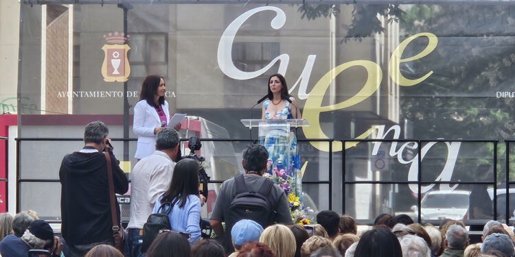 La Feria del Libro ‘Cuenca Lee 2026’ echa a andar con un pregón de Espido Freire que llama a la lectura como defensa frente al ruido