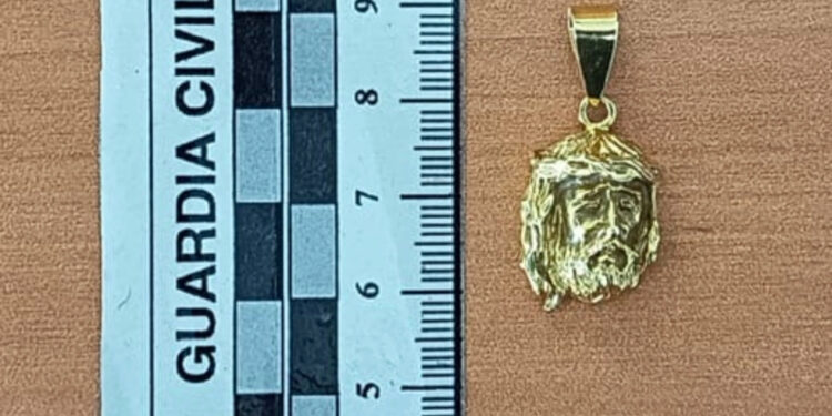 La Guardia Civil recupera en un 'compro oro' de Azuqueca un Cristo arrancado a tirones a un joven en la calle