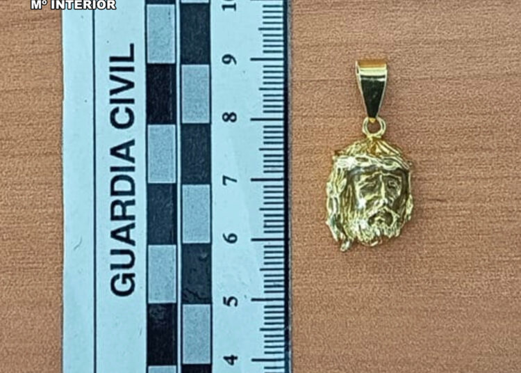 La Guardia Civil recupera en un 'compro oro' de Azuqueca un Cristo arrancado a tirones a un joven en la calle