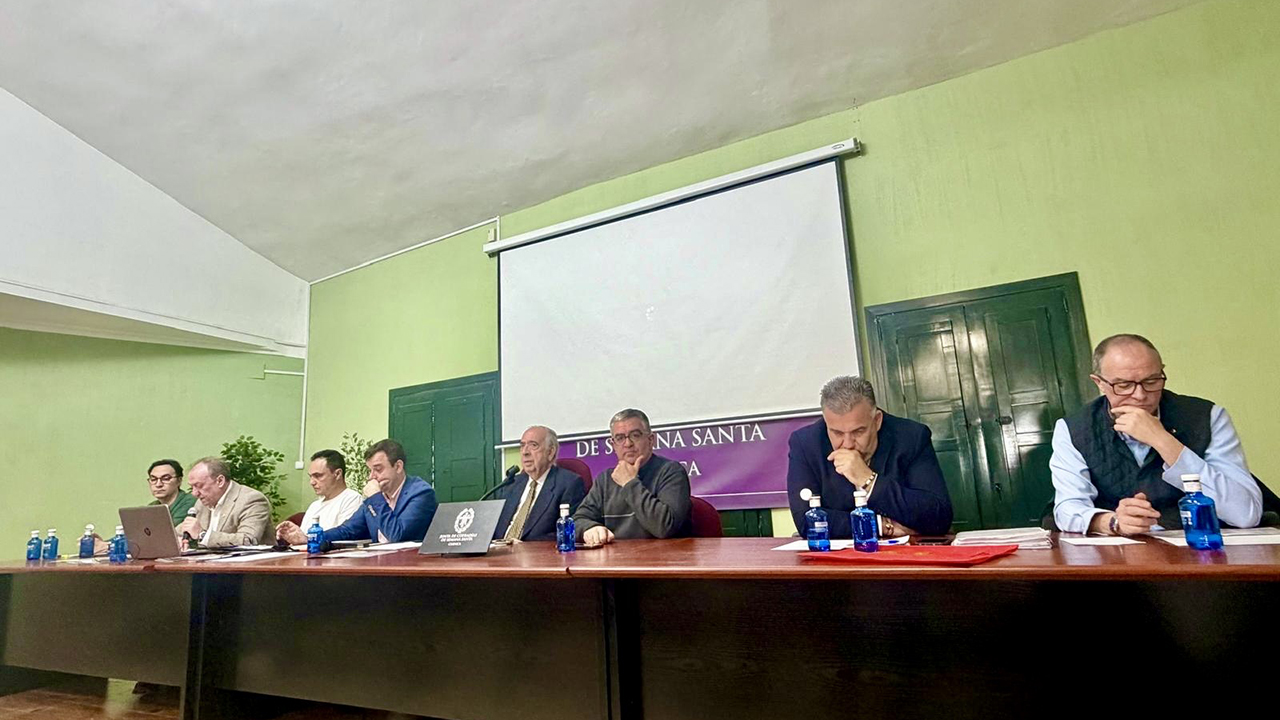 La Hermandad de San Juan Evangelista celebra su Junta General con amplia participación y una exitosa subasta de enseres