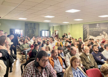La Hermandad de San Juan Evangelista celebra su Junta General con amplia participación y una exitosa subasta de enseres