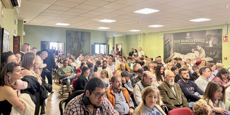 La Hermandad de San Juan Evangelista celebra su Junta General con amplia participación y una exitosa subasta de enseres