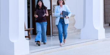 La Junta impulsa ayudas para la contratación de cuidados en el hogar que podrán cubrir hasta el salario mínimo