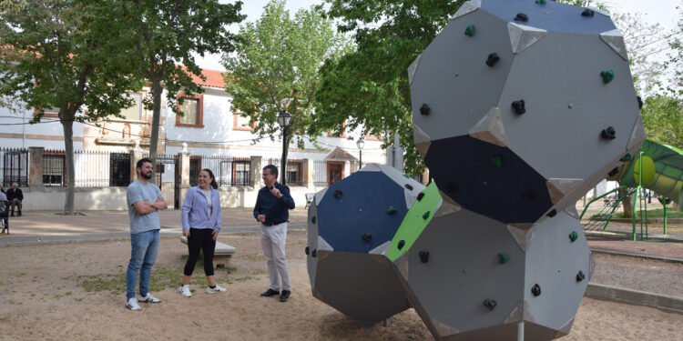 La Junta impulsa en Belmonte, Villanueva de la Jara y Villar de Olalla tres nuevos parques rocódromo para fomentar la actividad física en el medio rural