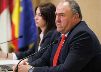 La Consejería de Agricultura, Ganadería y Desarrollo Rural ha presentado hoy el Plan regional para el Mantenimiento y Desarrollo de la Ganadería Extensiva en Castilla- La Mancha, “un plan que apuesta por un modelo que combina tradición, con competitividad y sostenibilidad”, tal como ha manifestado el consejero de Agricultura, Ganadería y Desarrollo Rural, Julián Martínez Lizán, en la presentación del documento junto a la directora de Ordenación Agropecuaria, Lydia Benítez. Con este plan, “cumplimos el compromiso del presidente Emiliano García-Page con el sector para impulsar políticas de apoyo al sector ganadero y en particular a la ganadería extensiva, en este caso con el Plan Estratégico de la Ganadería Extensiva”. La Estrategia, “que está viva y tendrá que ir desarrollándose en virtud de la realidad” ha sido elaborada junto a la Universidad de Castilla-La Mancha (UCLM) y ha estado trabajada y consensuada con organizaciones agrarias, asociaciones ganaderas (AECERIBER. ASOPROVAC, AGRAL, ANABE, GRAPA, RAEANI, etc.), colegio de veterinarios y Fundación Global Nature, participes activos en el proceso de elaboración. Por último, ha estado abierta a la participación de la ciudadanía de Castilla-La Mancha recibiendo más de 60 aportaciones en el proceso de exposición pública. Todo ello para reconocer el papel social de los ganaderos” que son esenciales para fijar población, generar empleo y mantener vivos nuestros pueblos, no en vano la ganadería constituye un pilar estratégico dentro del sector primario, con una contribución relevante al PIB regional agrario de un 4%”, ha manifestado el consejero. Desde el punto de vista económico, el titular de Agricultura, Ganadería y Desarrollo Rural, ha explicado que, en total, son más de 184 los millones de euros que el sector ganadero tiene en estos momentos que vienen de fondos europeos, la Administración General del Estado y fondos propios de la Comunidad Autónoma “y queremos reforzarlo”. Algo que se hará en la medida en que, en la revisión para la aplicación del próximo programa de la PAC que se está negociando, “se puedan implementar nuevas medidas que contribuyan a seguir revitalizando la ganadería en nuestro territorio. Ganadería extensiva, pero también la intensiva que también supone una aportación importantísima en ese desarrollo socioeconómico de nuestra región”. A ese importe, se suman otras líneas de ayuda que no son anuales y que se articulan dependiendo de las necesidades del sector, o la línea de Ayuda de Extensificación Avícola con casi 12 millones de euros. También hay que añadir las ayudas a la incorporación de jóvenes y mejoras, “en las que vamos a seguir trabajando por su importancia para el futuro del sector”, y que han hecho posible que desde que Emiliano García-Page es presidente se hayan incorporado más de 1.400 jóvenes a la ganadería, recibiendo una ayuda de 48,5 millones de euros. En cuanto a la mejora de las explotaciones, han sido 1.025 jóvenes ganaderos los han recibido más de 55 millones de euros de ayudas, promoviendo una inversión 92,5 millones de euros. En cualquier caso, ha abogado por hacer el sector todavía más atractivo “para que haya más chicos y chicas que quieran enfrentar este nuevo reto. El relevo generacional, en una actividad que tiene que dedicarle 365 días al año a mantener a sus animales, requiere de un gran sacrificio y de un gran amor al desarrollo de esta actividad, por eso vamos a ver si somos capaces entre todos le poder hacer atractivo este sector”. Contenido del Plan: objetivos, ejes y medidas Julián Martínez Lizán ha comenzado explicando que en la región conviven el modelo intensivo y el extensivo y este Plan Estratégico reconoce su complementariedad y promueve su convivencia equilibrada, entendiendo que ambos modelos son necesarios y compatibles para asegurar la sostenibilidad económica, social y ambiental del sector ganadero. “No tiene porqué haber dicotomías entre la ganadería intensiva y la extensiva porque son compatibles y todas son importantes, pero en la extensiva es donde hemos visto mayor incidencia en la desaparición progresiva de este tipo de ganado y por lo tanto tenemos que intentar apoyarla”, en palabras del consejero. En este momento, en Castilla-La Mancha hay más de 10.000 explotaciones de ganadería y en la PAC 5.600 piden ayudas vinculadas a pastos, lo que indica que el porcentaje de explotaciones vinculadas a la ganadería extensiva está por encima del 50 por ciento “y sobre todo, son las que más nos preocupan en su continuidad futura”. La Estrategia combina modernización, sostenibilidad ambiental, sanidad animal, innovación y valorización de los productos, con el objetivo de reforzar la competitividad y viabilidad de la ganadería extensiva en Castilla-La Mancha. Todo ello se ha articulado en 5 ejes de actuación y 40 medidas específicas. El Eje 1 dedicado a la ‘Mejora de la competitividad’ incluye medidas para reforzar la viabilidad económica de las explotaciones como la caracterización de los grados de extensividad, el análisis de los costes de producción, el apoyo a las razas autóctonas y mejora genética, incluyendo además trabajos en aras de simplificación administrativa y flexibilidad normativa El Eje 2 sobre ‘Sostenibilidad ambiental’, reconoce la ganadería extensiva como una herramienta clave de gestión del territorio, fomentando el pastoreo como medida de conservación, prevención de incendios y protección de la biodiversidad, además de reforzar las ayudas agroambientales y poner en valor prácticas tradicionales como la trashumancia y la dehesa. El tercer eje sobre ‘Sanidad animal’ prioriza la prevención y el control de enfermedades mediante una mejor comunicación con el sector, el refuerzo de las Agrupaciones de Defensa Sanitaria Ganaderas y la aplicación del enfoque One Health, integrando salud animal, humana y ambiental. El Eje 4 sobre ‘Formación, I+D+i’, apuesta por la profesionalización y la innovación a través de la colaboración con centros de investigación, la creación de una red de explotaciones de referencia, el impulso de la formación especializada y la transferencia de conocimiento al sector. Y, por último, el Eje 5,‘Comercialización y promoción’, está orientado a mejorar la rentabilidad de los ganaderos mediante la diferenciación y promoción de los productos de origen extensivo, el impulso de figuras de calidad, la presencia en ferias y eventos y el fomento de canales cortos de comercialización.