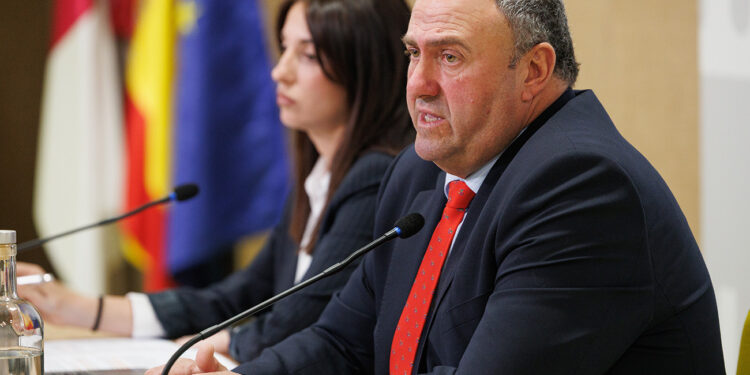 La Consejería de Agricultura, Ganadería y Desarrollo Rural ha presentado hoy el Plan regional para el Mantenimiento y Desarrollo de la Ganadería Extensiva en Castilla- La Mancha, “un plan que apuesta por un modelo que combina tradición, con competitividad y sostenibilidad”, tal como ha manifestado el consejero de Agricultura, Ganadería y Desarrollo Rural, Julián Martínez Lizán, en la presentación del documento junto a la directora de Ordenación Agropecuaria, Lydia Benítez. Con este plan, “cumplimos el compromiso del presidente Emiliano García-Page con el sector para impulsar políticas de apoyo al sector ganadero y en particular a la ganadería extensiva, en este caso con el Plan Estratégico de la Ganadería Extensiva”. La Estrategia, “que está viva y tendrá que ir desarrollándose en virtud de la realidad” ha sido elaborada junto a la Universidad de Castilla-La Mancha (UCLM) y ha estado trabajada y consensuada con organizaciones agrarias, asociaciones ganaderas (AECERIBER. ASOPROVAC, AGRAL, ANABE, GRAPA, RAEANI, etc.), colegio de veterinarios y Fundación Global Nature, participes activos en el proceso de elaboración. Por último, ha estado abierta a la participación de la ciudadanía de Castilla-La Mancha recibiendo más de 60 aportaciones en el proceso de exposición pública. Todo ello para reconocer el papel social de los ganaderos” que son esenciales para fijar población, generar empleo y mantener vivos nuestros pueblos, no en vano la ganadería constituye un pilar estratégico dentro del sector primario, con una contribución relevante al PIB regional agrario de un 4%”, ha manifestado el consejero. Desde el punto de vista económico, el titular de Agricultura, Ganadería y Desarrollo Rural, ha explicado que, en total, son más de 184 los millones de euros que el sector ganadero tiene en estos momentos que vienen de fondos europeos, la Administración General del Estado y fondos propios de la Comunidad Autónoma “y queremos reforzarlo”. Algo que se hará en la medida en que, en la revisión para la aplicación del próximo programa de la PAC que se está negociando, “se puedan implementar nuevas medidas que contribuyan a seguir revitalizando la ganadería en nuestro territorio. Ganadería extensiva, pero también la intensiva que también supone una aportación importantísima en ese desarrollo socioeconómico de nuestra región”. A ese importe, se suman otras líneas de ayuda que no son anuales y que se articulan dependiendo de las necesidades del sector, o la línea de Ayuda de Extensificación Avícola con casi 12 millones de euros. También hay que añadir las ayudas a la incorporación de jóvenes y mejoras, “en las que vamos a seguir trabajando por su importancia para el futuro del sector”, y que han hecho posible que desde que Emiliano García-Page es presidente se hayan incorporado más de 1.400 jóvenes a la ganadería, recibiendo una ayuda de 48,5 millones de euros. En cuanto a la mejora de las explotaciones, han sido 1.025 jóvenes ganaderos los han recibido más de 55 millones de euros de ayudas, promoviendo una inversión 92,5 millones de euros. En cualquier caso, ha abogado por hacer el sector todavía más atractivo “para que haya más chicos y chicas que quieran enfrentar este nuevo reto. El relevo generacional, en una actividad que tiene que dedicarle 365 días al año a mantener a sus animales, requiere de un gran sacrificio y de un gran amor al desarrollo de esta actividad, por eso vamos a ver si somos capaces entre todos le poder hacer atractivo este sector”. Contenido del Plan: objetivos, ejes y medidas Julián Martínez Lizán ha comenzado explicando que en la región conviven el modelo intensivo y el extensivo y este Plan Estratégico reconoce su complementariedad y promueve su convivencia equilibrada, entendiendo que ambos modelos son necesarios y compatibles para asegurar la sostenibilidad económica, social y ambiental del sector ganadero. “No tiene porqué haber dicotomías entre la ganadería intensiva y la extensiva porque son compatibles y todas son importantes, pero en la extensiva es donde hemos visto mayor incidencia en la desaparición progresiva de este tipo de ganado y por lo tanto tenemos que intentar apoyarla”, en palabras del consejero. En este momento, en Castilla-La Mancha hay más de 10.000 explotaciones de ganadería y en la PAC 5.600 piden ayudas vinculadas a pastos, lo que indica que el porcentaje de explotaciones vinculadas a la ganadería extensiva está por encima del 50 por ciento “y sobre todo, son las que más nos preocupan en su continuidad futura”. La Estrategia combina modernización, sostenibilidad ambiental, sanidad animal, innovación y valorización de los productos, con el objetivo de reforzar la competitividad y viabilidad de la ganadería extensiva en Castilla-La Mancha. Todo ello se ha articulado en 5 ejes de actuación y 40 medidas específicas. El Eje 1 dedicado a la ‘Mejora de la competitividad’ incluye medidas para reforzar la viabilidad económica de las explotaciones como la caracterización de los grados de extensividad, el análisis de los costes de producción, el apoyo a las razas autóctonas y mejora genética, incluyendo además trabajos en aras de simplificación administrativa y flexibilidad normativa El Eje 2 sobre ‘Sostenibilidad ambiental’, reconoce la ganadería extensiva como una herramienta clave de gestión del territorio, fomentando el pastoreo como medida de conservación, prevención de incendios y protección de la biodiversidad, además de reforzar las ayudas agroambientales y poner en valor prácticas tradicionales como la trashumancia y la dehesa. El tercer eje sobre ‘Sanidad animal’ prioriza la prevención y el control de enfermedades mediante una mejor comunicación con el sector, el refuerzo de las Agrupaciones de Defensa Sanitaria Ganaderas y la aplicación del enfoque One Health, integrando salud animal, humana y ambiental. El Eje 4 sobre ‘Formación, I+D+i’, apuesta por la profesionalización y la innovación a través de la colaboración con centros de investigación, la creación de una red de explotaciones de referencia, el impulso de la formación especializada y la transferencia de conocimiento al sector. Y, por último, el Eje 5,‘Comercialización y promoción’, está orientado a mejorar la rentabilidad de los ganaderos mediante la diferenciación y promoción de los productos de origen extensivo, el impulso de figuras de calidad, la presencia en ferias y eventos y el fomento de canales cortos de comercialización.