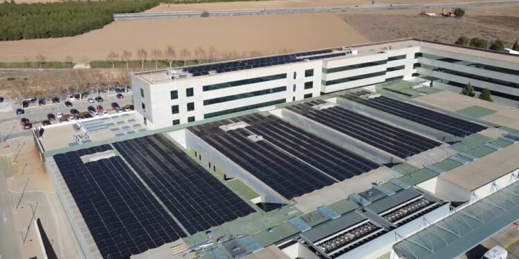 La Junta impulsa la eficiencia energética de sus centros sanitarios con más de 26 millones de euros de inversión, cofinanciados a través de fondos FEDER 1 La Junta impulsa la eficiencia energética de sus centros sanitarios con más de 26 millones de euros de inversión, cofinanciados a través de fondos FEDER