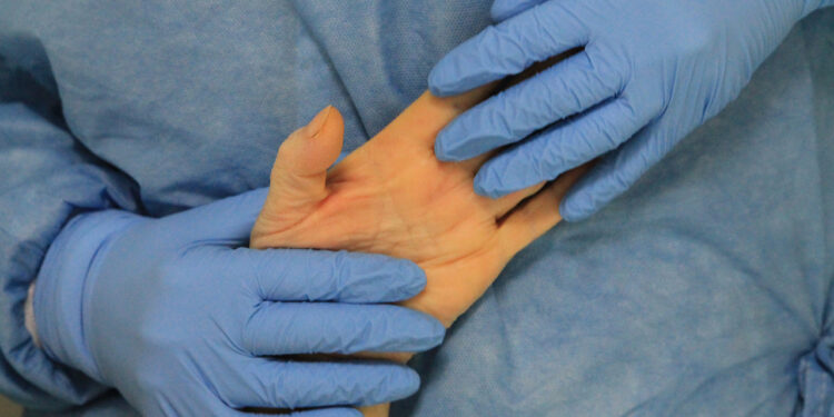 La Junta y la UCLM impulsan una microcredencial universitaria para reforzar la humanización de la asistencia sanitaria