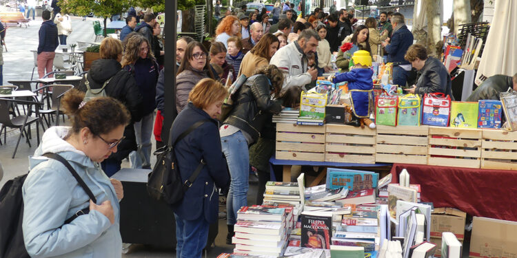 La Plaza de la Hispanidad de Cuenca vuelve a ser el epicentro de la lectura con la celebración del Día del Libro este 23 de abril
