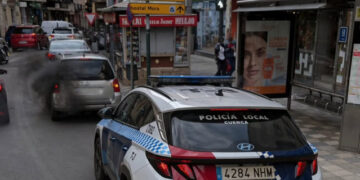 La Policía Local de Cuenca intercepta un coche por una gran humareda y descubre que el conductor no tiene carnet